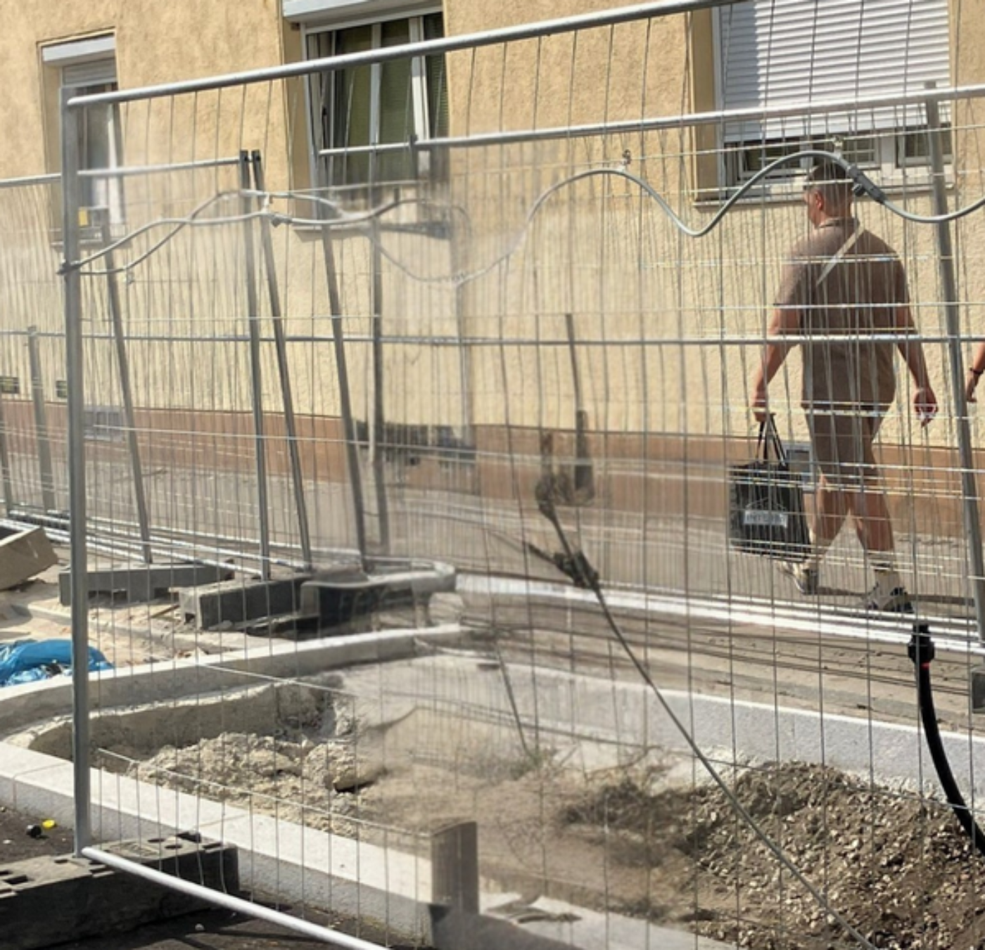 Das ist eine Grafik zum Thema Hitzeschutz und zeigt Vernebelungsdüsen auf einer Baustelle.
