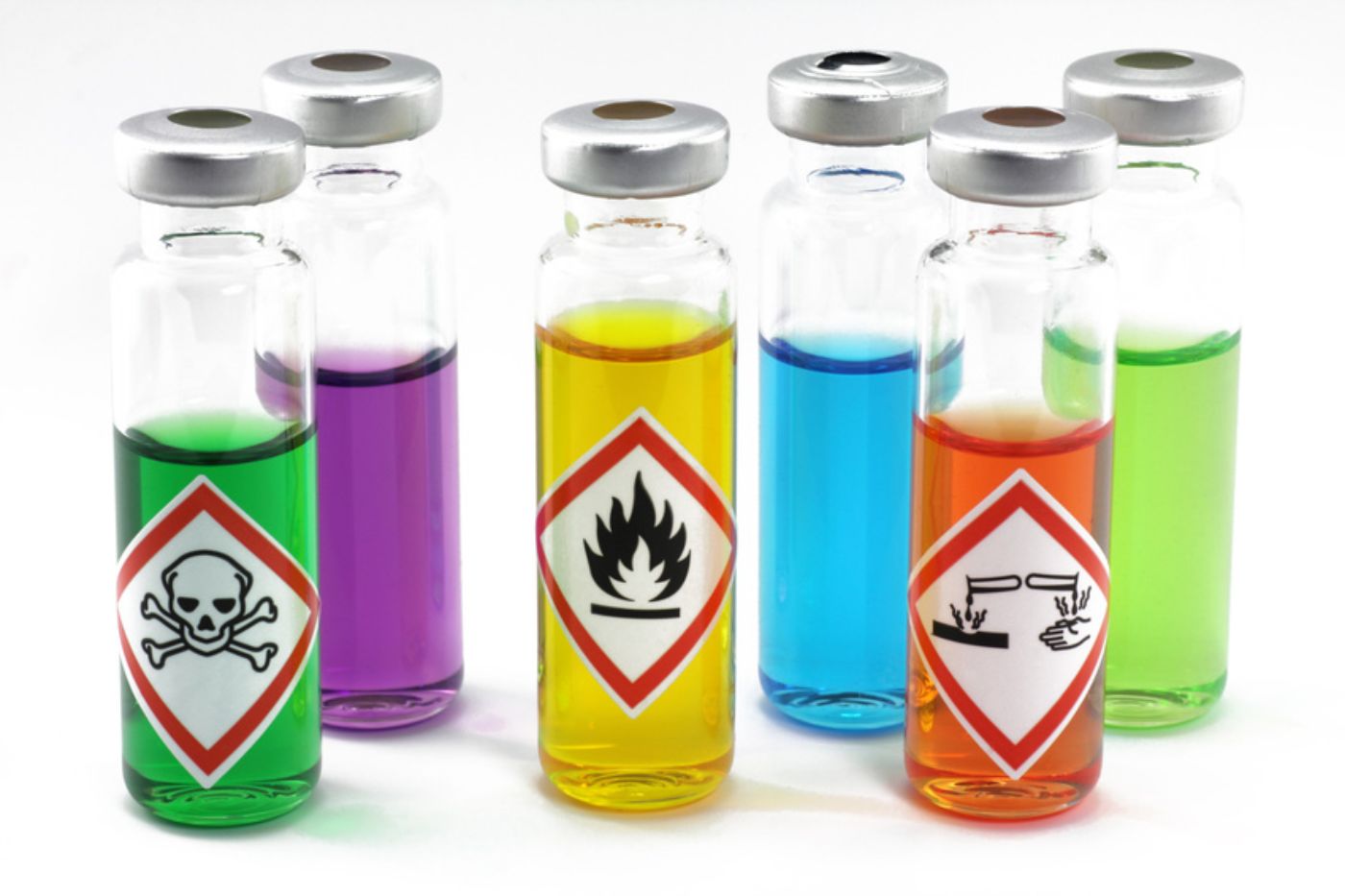 Glasfläschchen mit gefährlichen chemischen Arbeitssoffen