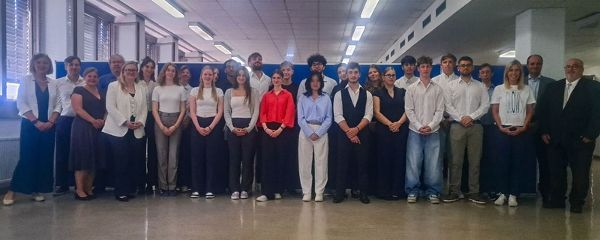 Ein Bild von Schüler:innen der Schule tgm in Wien und Projektbeteiligte