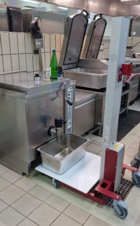 Hebehilfe in Großküche