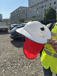 Schutzhelm mit Polyesterflächen zur Beschattung