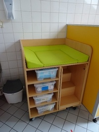Wickeltisch mit integrierter Leiter