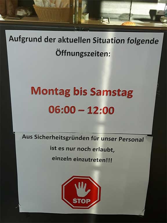 Kunden werden aufgefordert nur noch einzeln einzutreten. Dem wird strikt Folge geleistet