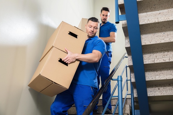 Transportarbeiten über eine Treppe