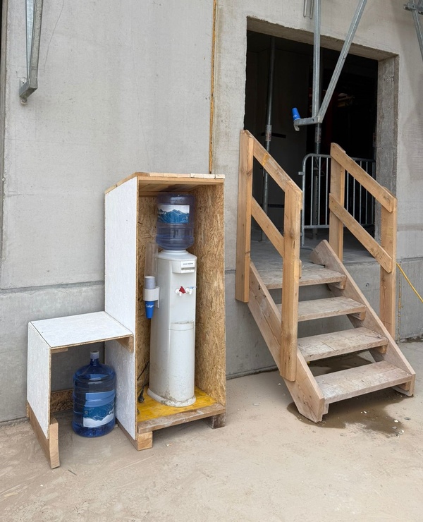 Wasserspender auf Baustelle