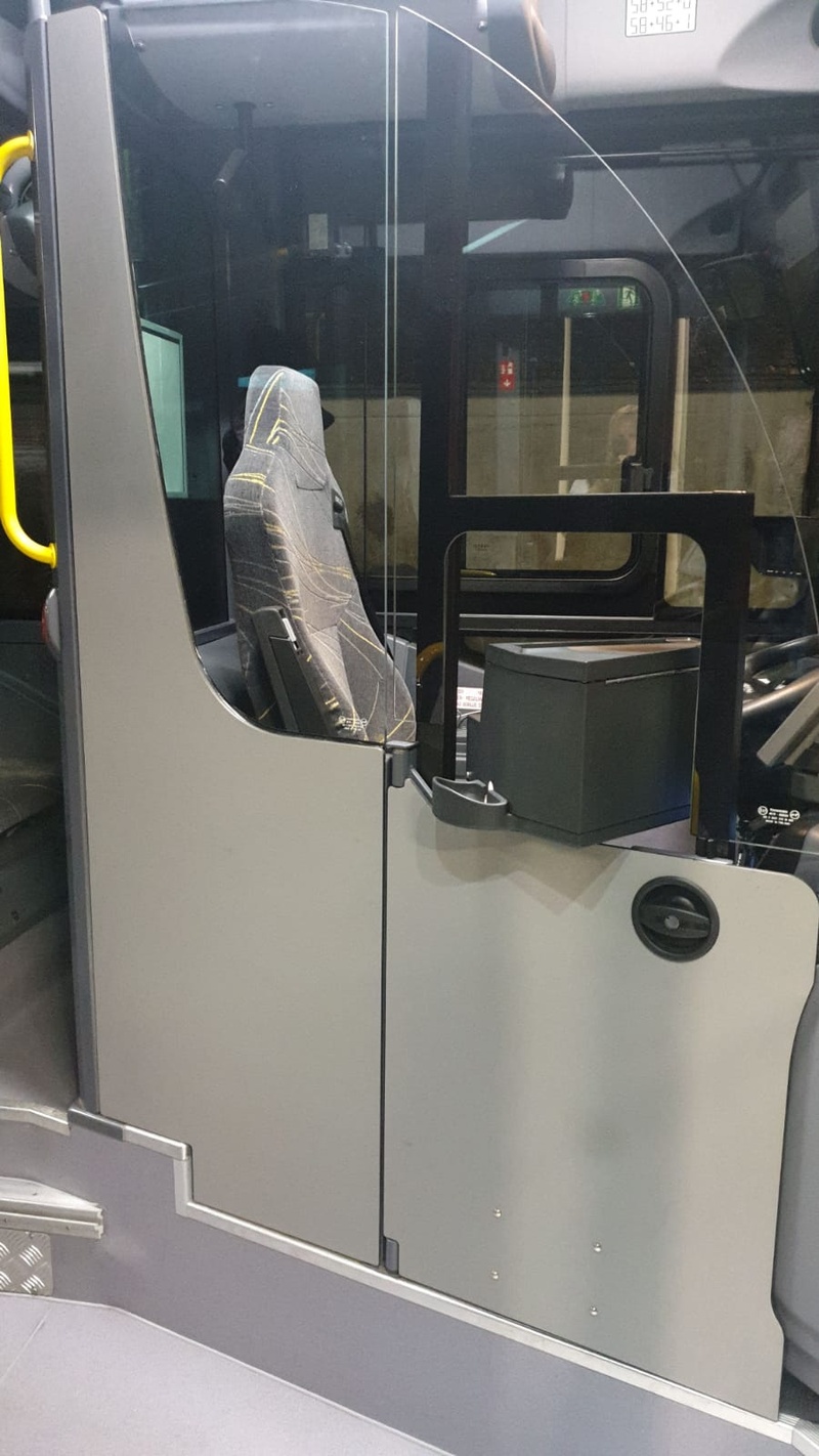 Eine Kraftfahrlinie konnte nicht auf die Möglichkeit einer Barzahlung von Tickets verzichten. Es wurde daher zum Schutz der Arbeitnehmerinnen und Arbeitnehmer  eine Trennung des Fahrer*innenplatzes geschaffen, um ausreichende Distanz zwischen Fahrgästen und Fahrer*innen zu gewährleisten. Um den physischen Kontakt weiter zu minimieren, wurde eine automatische Kleingeldwechselmaschine eingebaut, mit der die Fahrerin, der Fahrer das Wechselgeld freigeben kann