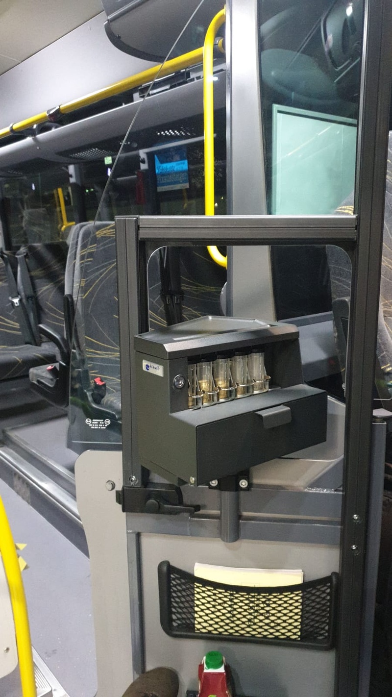 Eine Kraftfahrlinie konnte nicht auf die Möglichkeit einer Barzahlung von Tickets verzichten. Es wurde daher zum Schutz der Arbeitnehmerinnen und Arbeitnehmer  eine Trennung des Fahrer*innenplatzes geschaffen, um ausreichende Distanz zwischen Fahrgästen und Fahrer*innen zu gewährleisten. Um den physischen Kontakt weiter zu minimieren, wurde eine automatische Kleingeldwechselmaschine eingebaut, mit der die Fahrerin, der Fahrer das Wechselgeld freigeben kann