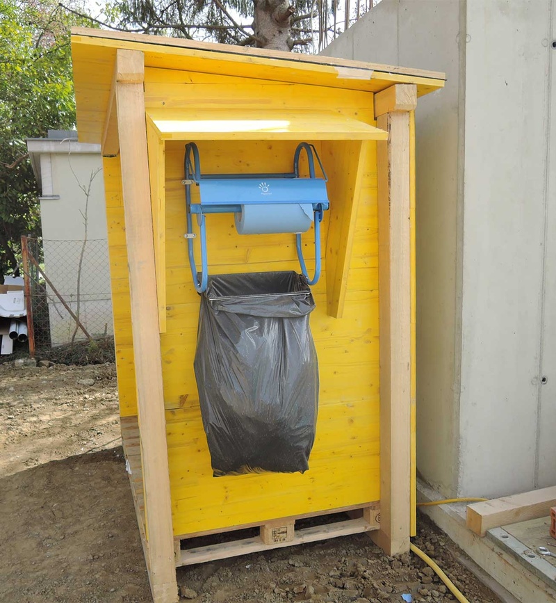 Handwaschbecken und Papiertücher auf Baustellen